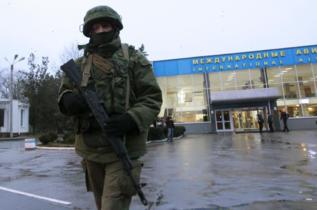 Un hombre patrulla en un aeropuerto civil en Crimea.