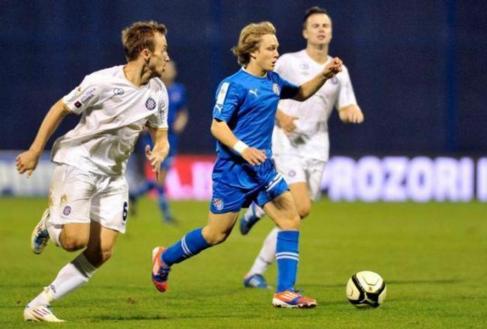 Halilovic, de azul, conduce el baln durante un partido.