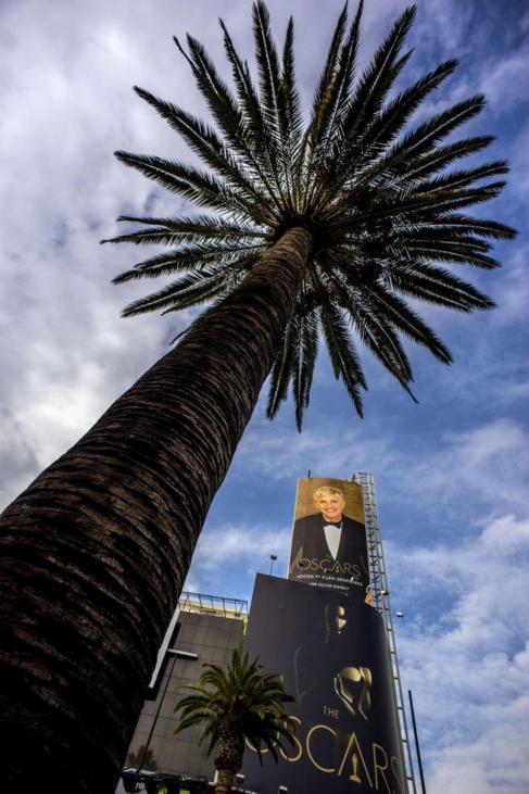 Un cartel de Ellen DeGeneres en Hollywood Boulevard, junto al Dolby...