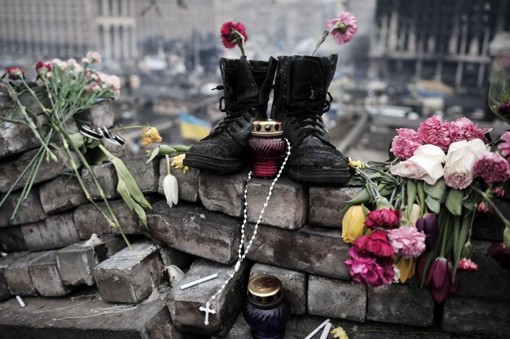 Un par de botas, pertenecientes a un manifestante, descansan en la...