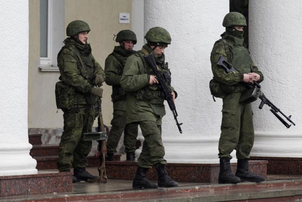 Un grupo de soldados custodian el aeropuerto de civil Simferopol, en...