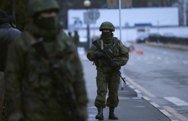 Hombres armados patrullan en la capital de Crimea, Simferopol.