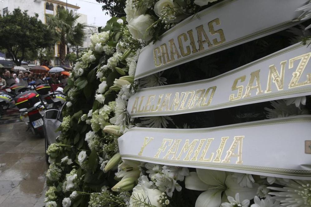 Corona de flores enviada por su amigo, el cantante Alejandro Sanz