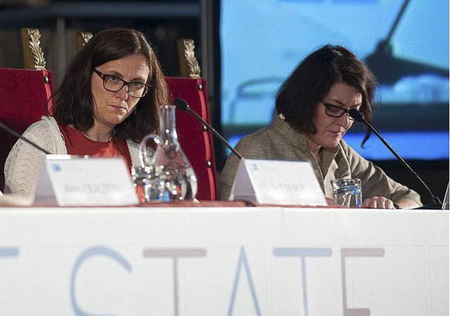 La comisaria Cecilia Malmström y su asesora del PSC Ana Terrón.