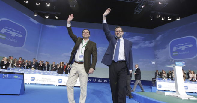 Mariano Rajoy y Juan Manuel Moreno saludan a los asistentes al...