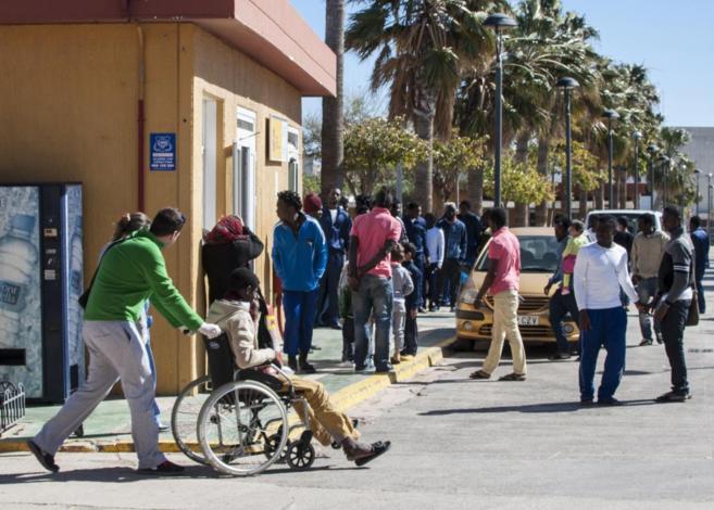 Inmigrantes subsaharianos en los alrededores del CETI de Melilla.