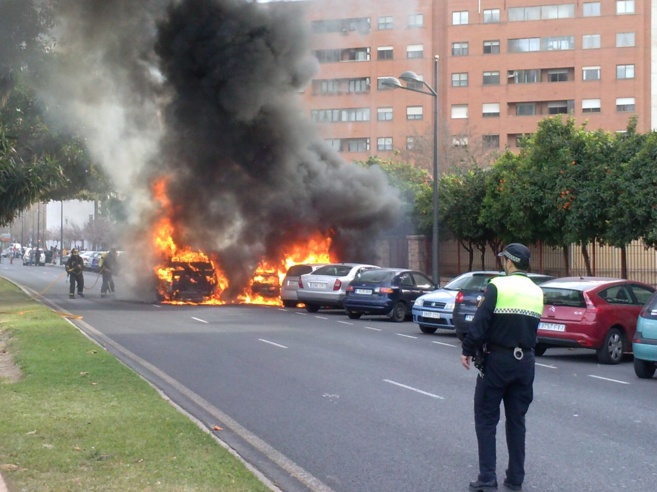 Varios coches en llamas tras el incidente.