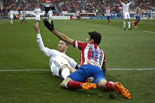 Diego Costa reclam penalti de Sergio Ramos.