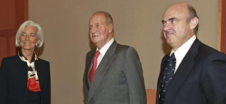 El Rey Juan Carlos, con la directora del FMI, Christine Lagarde, y el...