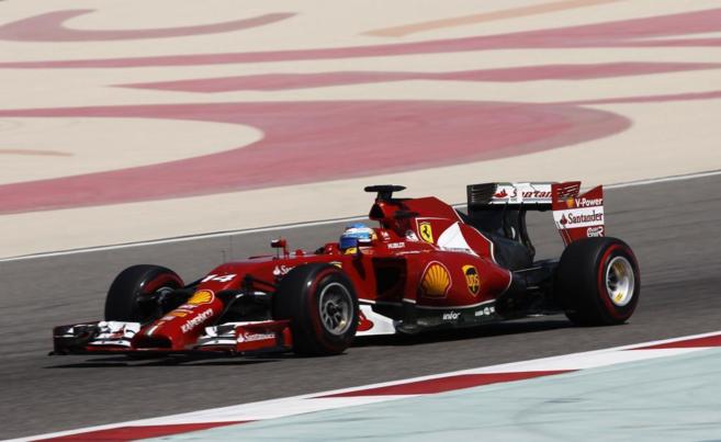 Fernando Alonso, con su Ferrari en Bahréin.