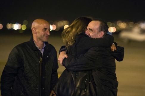 Marc Marginedas se abraza a su hermana en el aeropuerto de El Prat