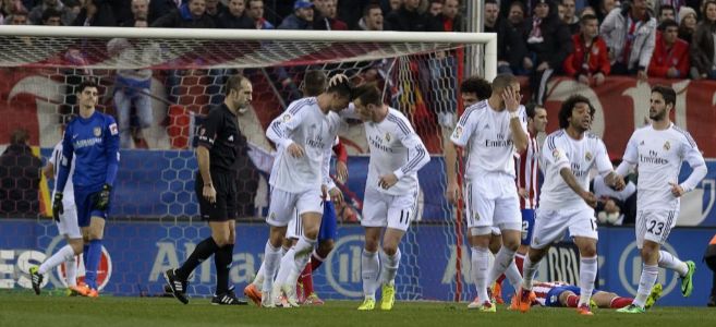 Los jugadores del Real Madrid celebran el gol de Cristiano.