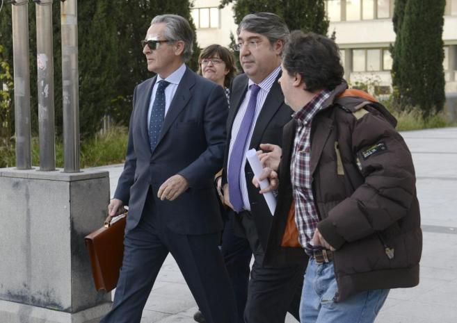 El ex presidente de Caja Madrid, Miguel Blesa, sale de los juzgados de...
