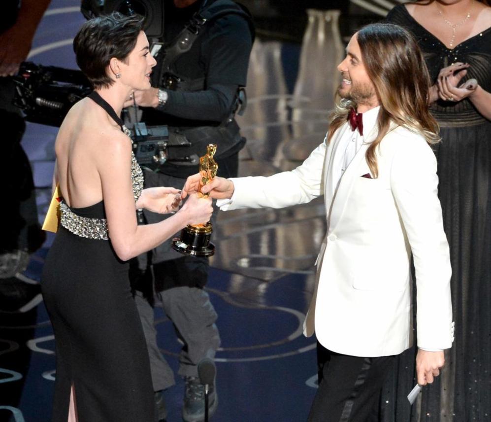 Jared Leto recibe el Oscar como mejor secundario de la mano de...