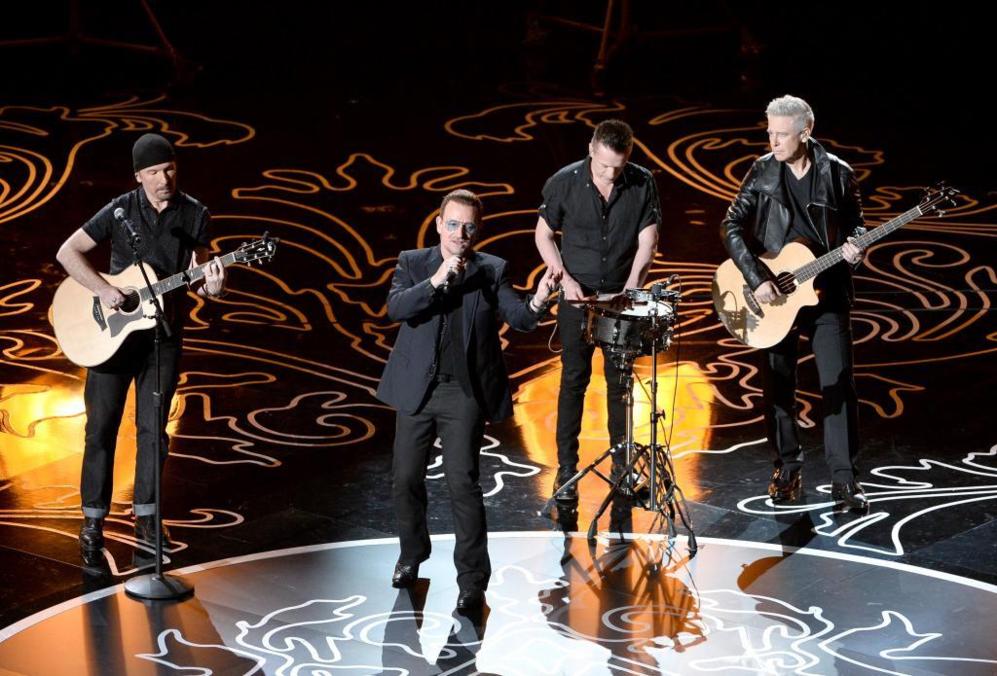 The Edge, Bono, Larry Mullen Jr. y Adam Clayton, U2, en su actuacin....