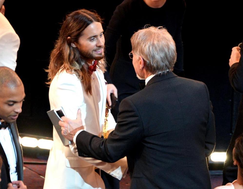 Harrison Ford felicita a Jared Leto por su Oscar.