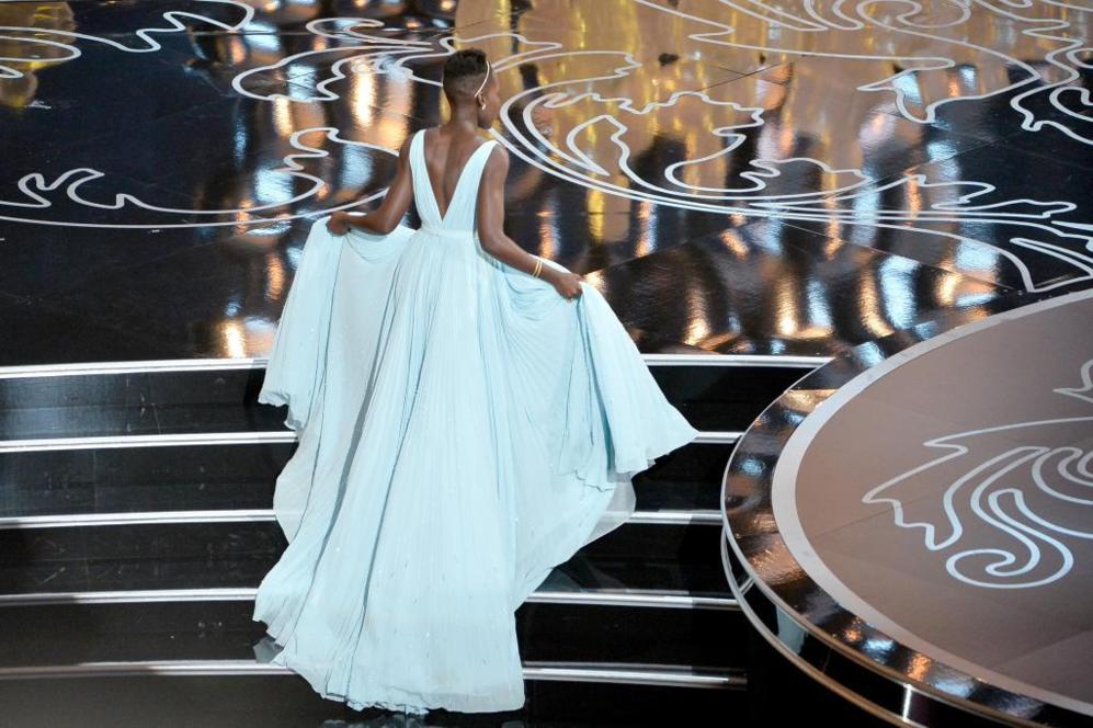 Lupita Nyong'o sube a por su Oscar. Una escenografa estupenda con...
