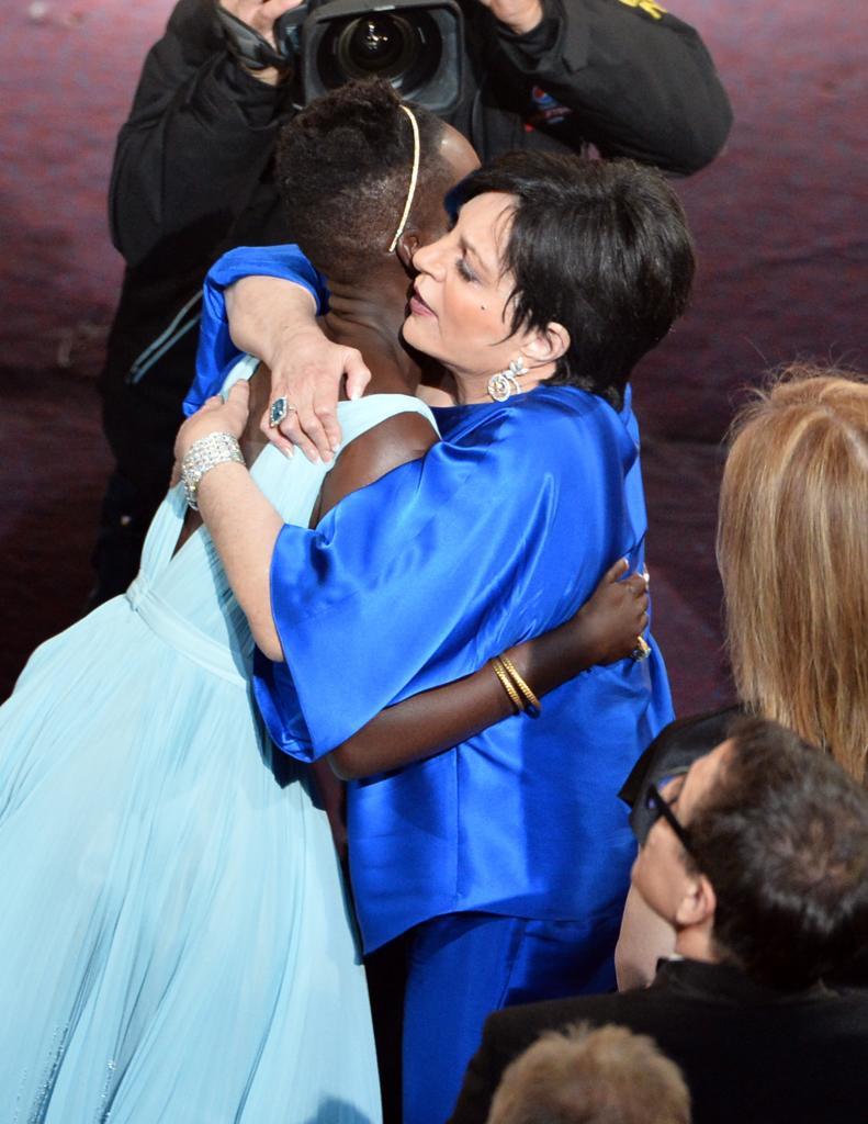 Liza Minnelly abraza a Lupita Nyong'o por su Oscar.