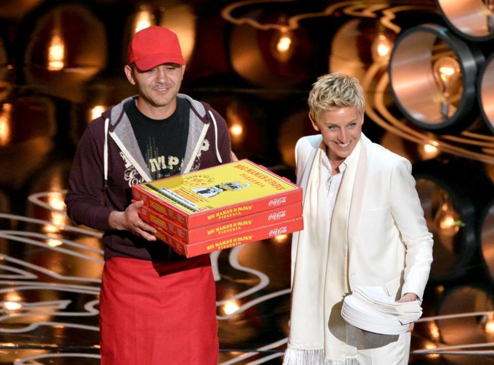El pizzero trae las dos familiares que encarg DeGeneres porque los...