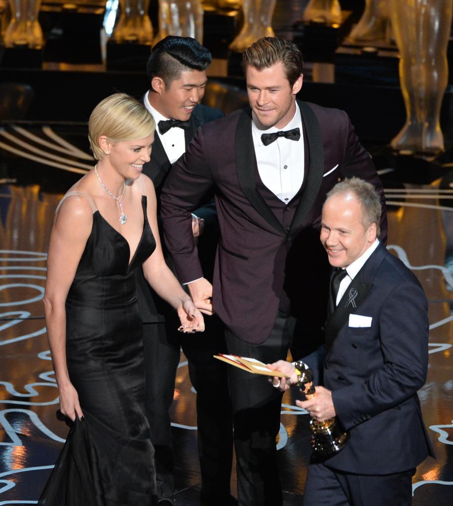 La bella Charlize, bien acompaada: con los ganadores al Oscar por...
