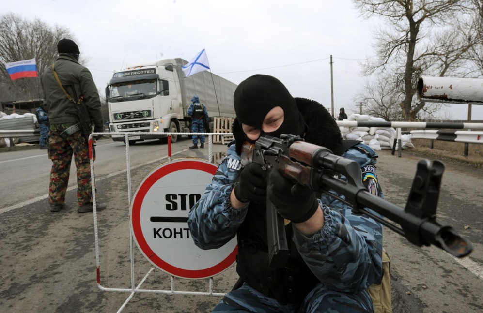28 de Febrero de 2014. Un hombre armado apunta con su rifle Klashnikov...