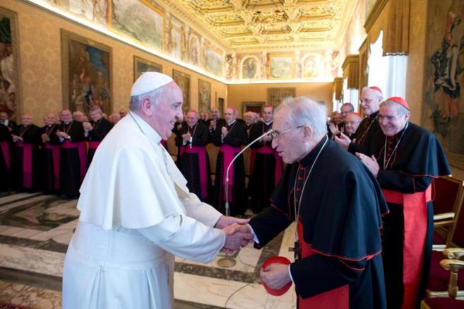 El Papa saluda a Rouco Varela durante el encuentro con los obispos...