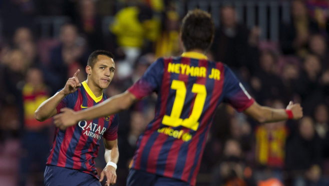 Alexis con Neymar celebra su gol, el primero del Barcelona ante el...