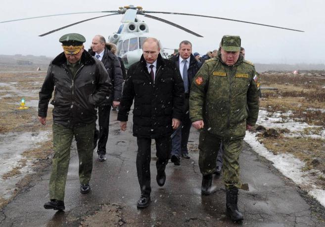 El presidente Vladmir Putin (c), llegando al terreno de pruebas...