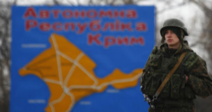 Un soldado en Crimea ante un mapa de la regin