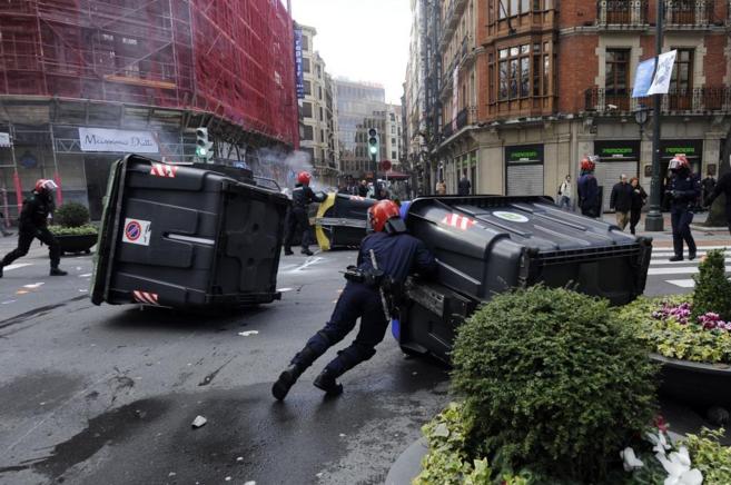 Incidentes en el centro de Bilbao este lunes.