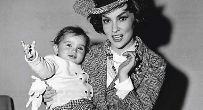 Gina Lollobrigida, en una imagen de archivo con su hijo.