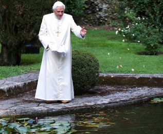 El antiguo Papa Benedicto XVI en Castelgandolfo