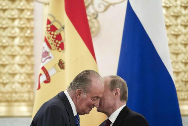 El Rey Juan Carlos junto al presidente ruso, Vladimir Putin, en un...