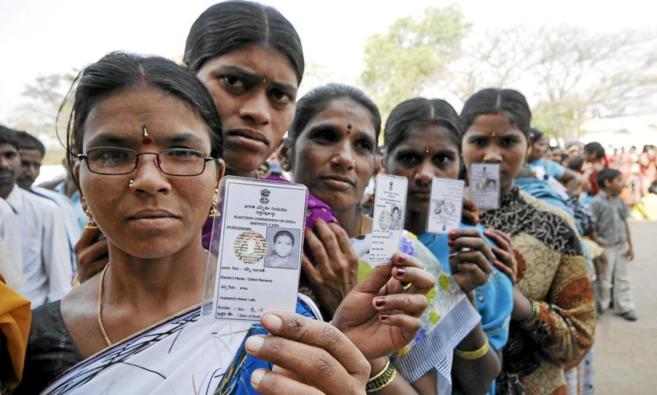 Imagen de mujeres en Hiderabad (la India) antes de votar durante las...