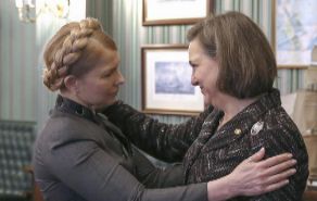 Timoschenko (i) con una dirigente de EEUU.