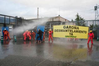 Activistas simulan el desmantelamiento de Garoa.