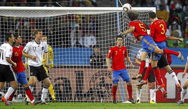 Puyol remata, en la accin del gol de Espaa, en las semifinales del...