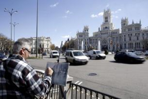 Un hombre dibuja la Plaza de Cibeles, frente al Ayuntamiento de...