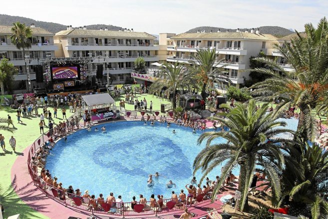 Panormica de la piscina del Hotel Mallorca Rocks, en la localidad...