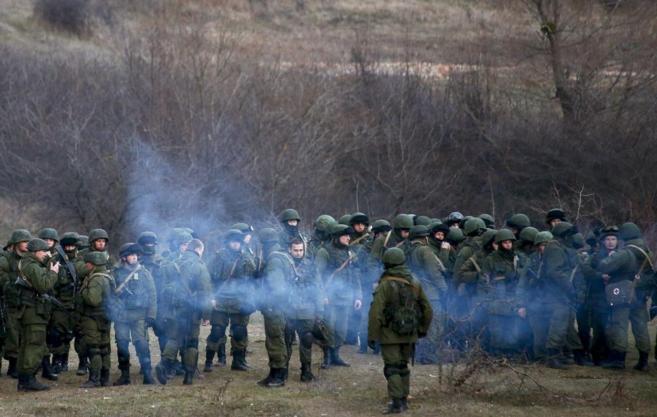 Soldados sin distintivos, cerca de una base militar ucraniana en...
