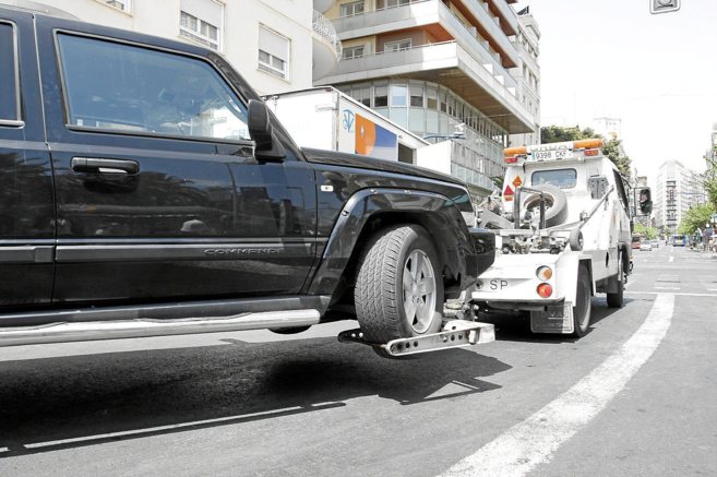 Una gra se lleva un coche en Alicante, en imagen de archivo.
