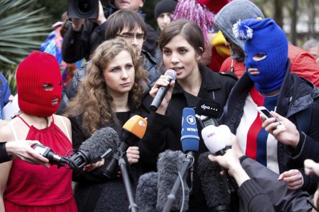 Tolokonnikova (centro derecha) y Aliojina, durante una rueda de prensa...