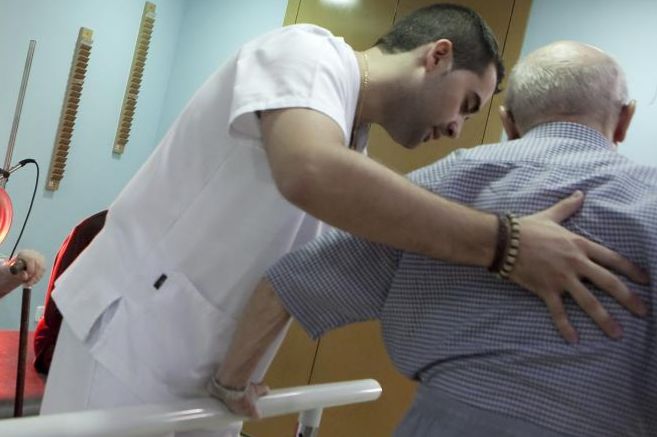 Un enfermero con un paciente con Alzheimer.