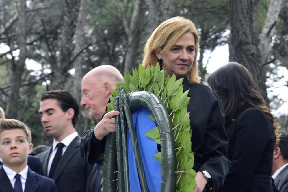 La Infanta Cristina, con una corona. Detrs, Simen de Bulgaria