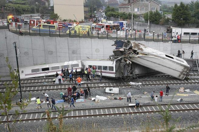 El tren Alvia destrozado tras descarrilar en la curva de Angrois.