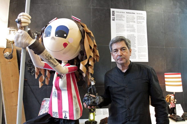 El promotor de la exposicin, el periodista Emilio Cobos, con objetos...