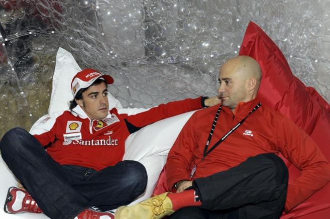 Fernando Alonso y Antonio Lobato, durante una pretemporada de Ferrari.