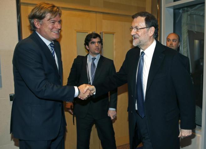 Rajoy, saluda al secretario general del PPE, el eurodiputado espaol...