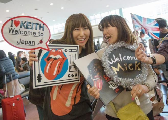 'Fans' japonses de los Rolling Stones reciben a la banda en...