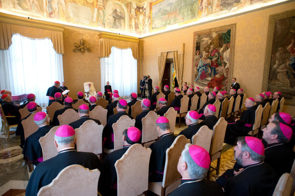 El Papa Francisco escucha al cardenal espaol Rouco Varela durante...